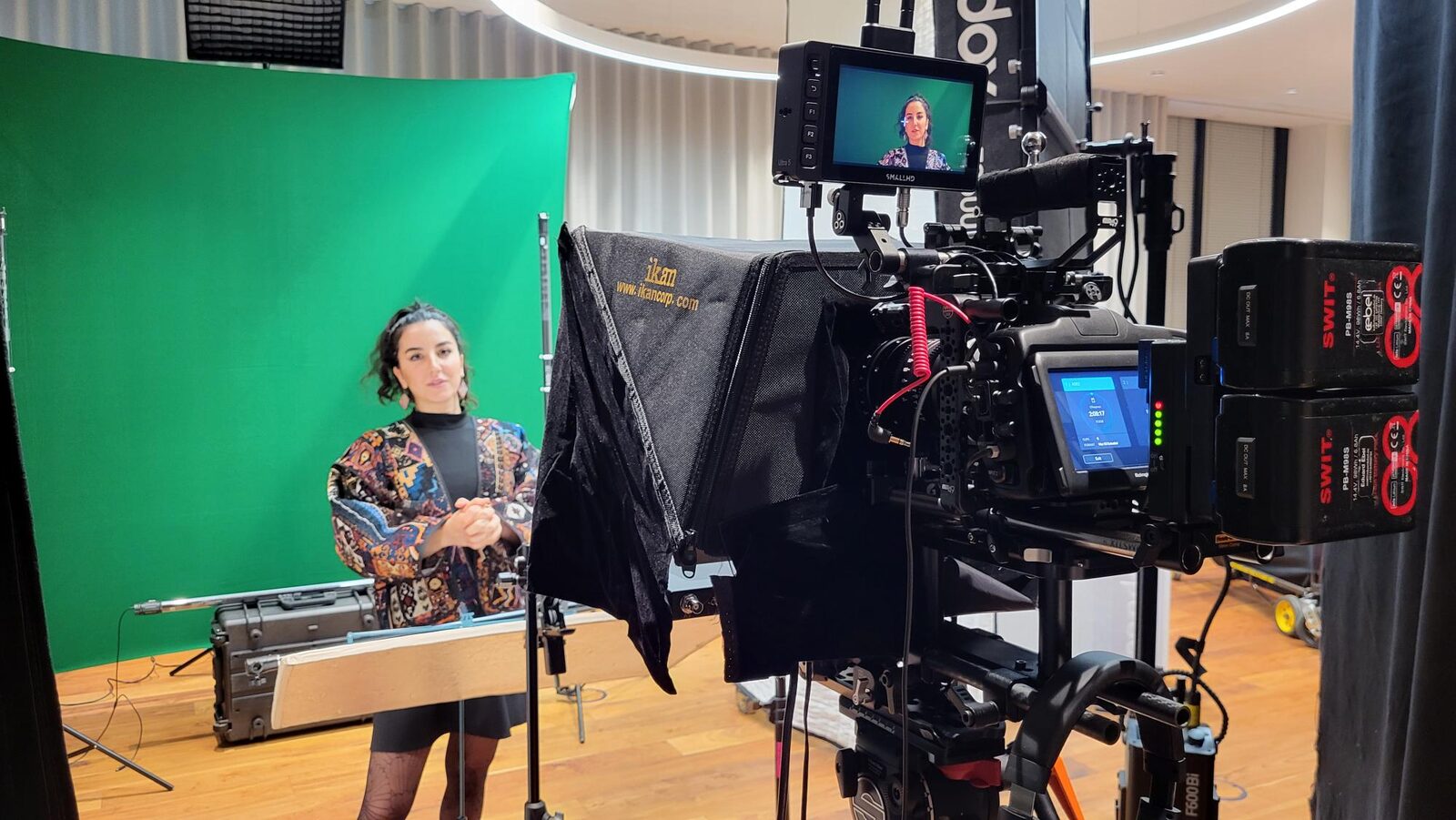 Behind the scenes on a green screen shoot